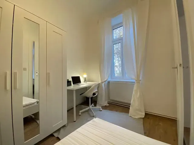 Kuhinja; kućanski aparati, drveni pod, prirodna svjetlost, moderan stil