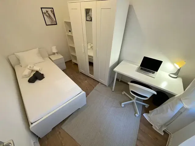 Küche; küchengeräte, holzboden, tageslicht, moderner stil