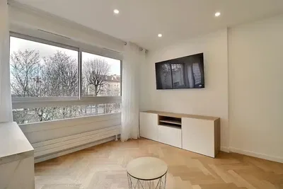 Cozinha; eletrodomésticos, chão de madeira, luz natural, estilo moderno