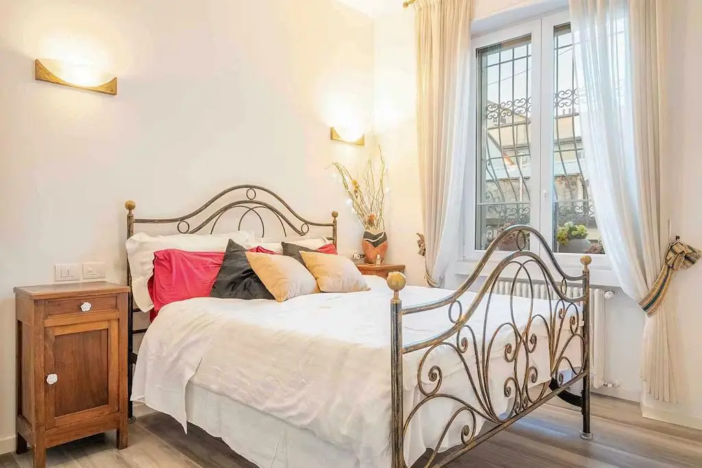 Mutfak; mutfak aletleri, ahşap zemin, doğal ışık, modern stil