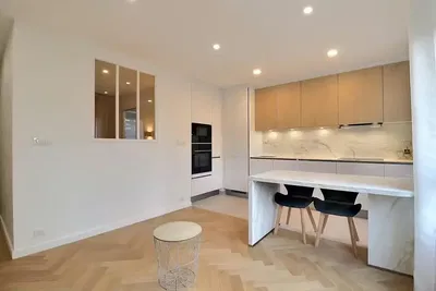 Sala de estar; chão de madeira, luz natural, estilo moderno