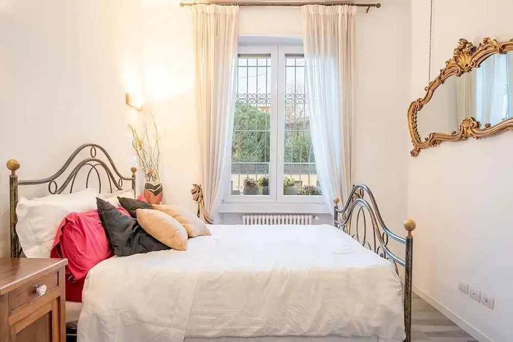 Mutfak; mutfak aletleri, ahşap zemin, doğal ışık, modern stil