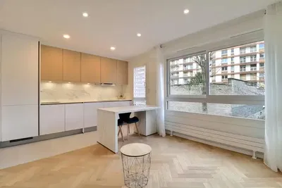 Keuken; keukenapparatuur, houten vloer, natuurlijk licht, moderne stijl