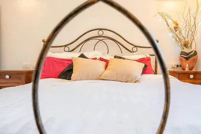 Mutfak; mutfak aletleri, ahşap zemin, doğal ışık, modern stil