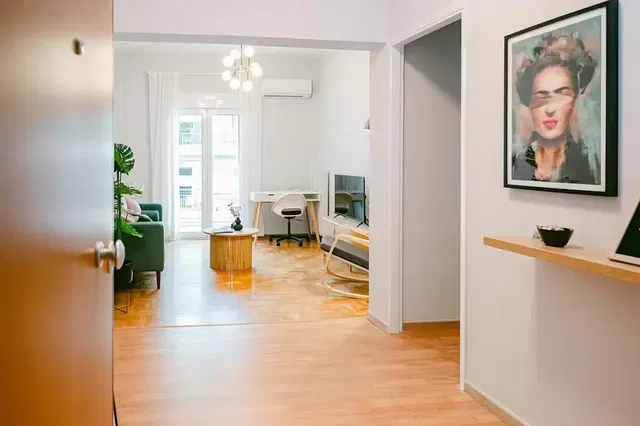 Cuisine; électroménager, parquet, lumière naturelle, style moderne