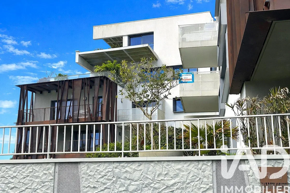 Кухиња; кухињски апарати, дрвени под, природно светло, модерни стил