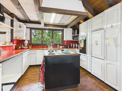 Cucina; elettrodomestici, pavimento in legno, luce naturale, stile moderno