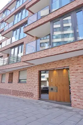 Küche; küchengeräte, holzboden, tageslicht, moderner stil