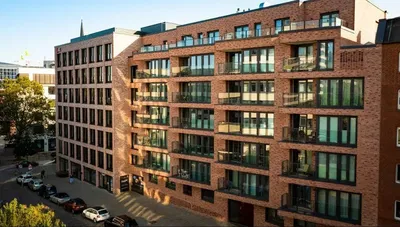 Küche; küchengeräte, holzboden, tageslicht, moderner stil