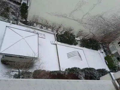 Kuchyně; kuchyňské spotřebiče, dřevěná podlaha, přirozené světlo, moderní styl