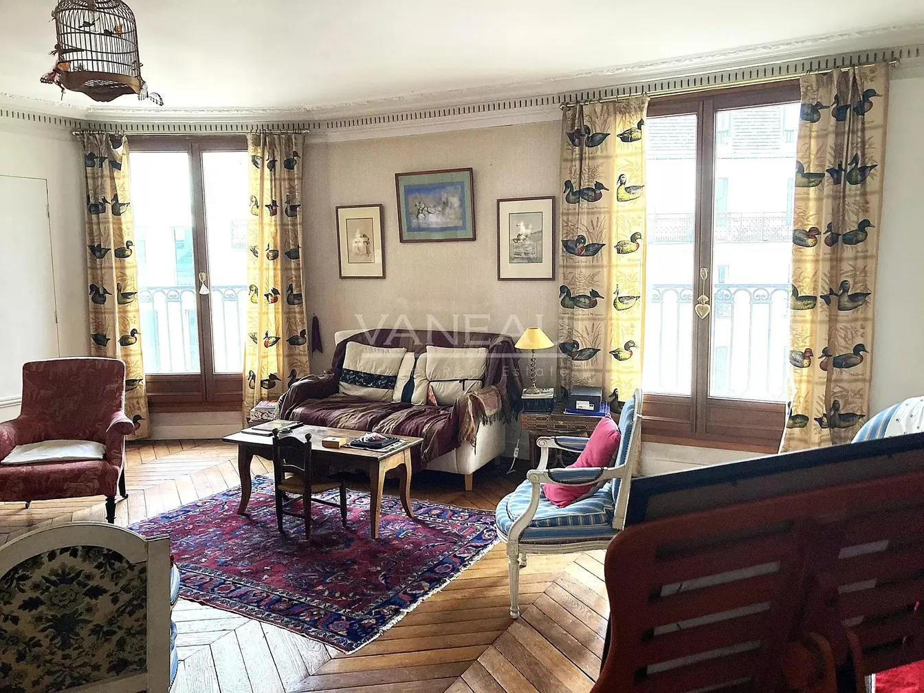 Küche; küchengeräte, holzboden, tageslicht, moderner stil