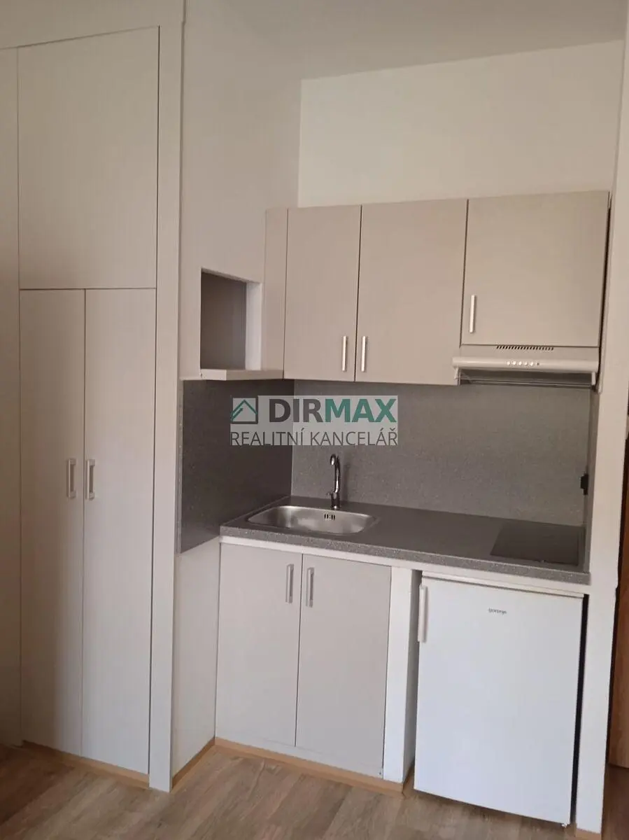 Salón; suelo de madera, luz natural, estilo moderno