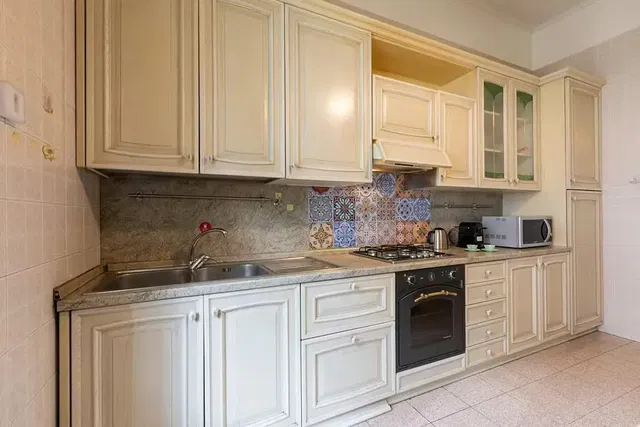 Κουζίνα; συσκευές κουζίνας, ξύλινο πάτωμα, φυσικό φως, μοντέρνο στυλ