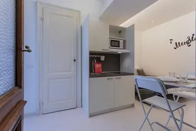 Kuhinja; kuhinjski aparati, drveni pod, prirodno svjetlo, moderni stil