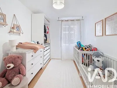 Кухиња; кухињски апарати, дрвени под, природно светло, модерни стил