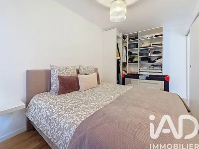 Дневна соба; дрвени под, природно светло, модерни стил