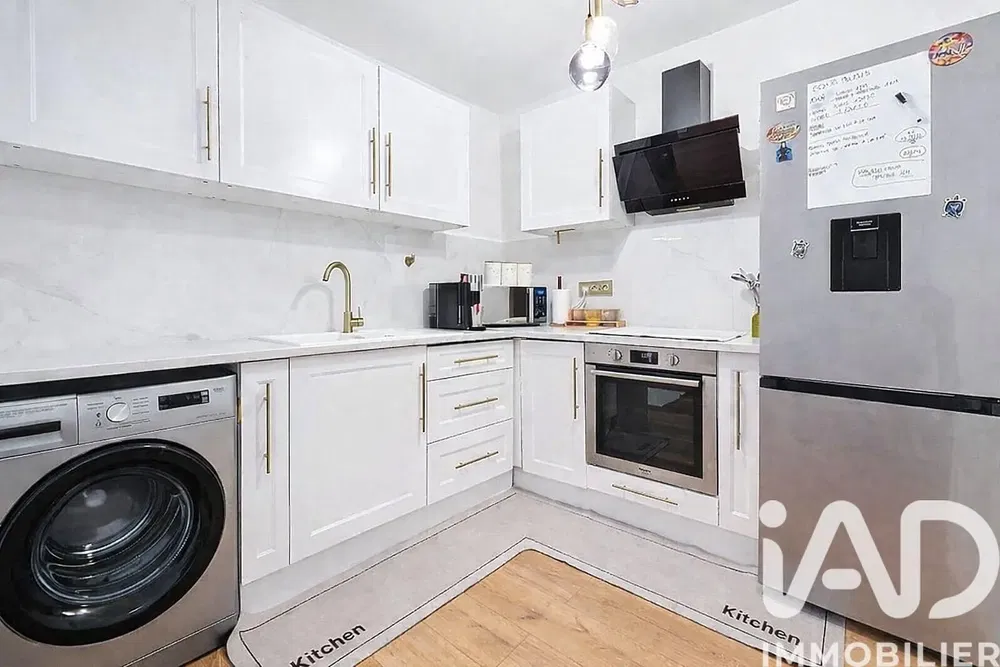 Кухиња; кухињски апарати, дрвени под, природно светло, модерни стил