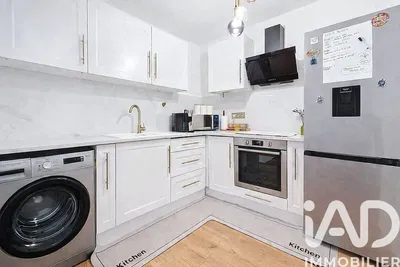 Кухиња; кухињски апарати, дрвени под, природно светло, модерни стил