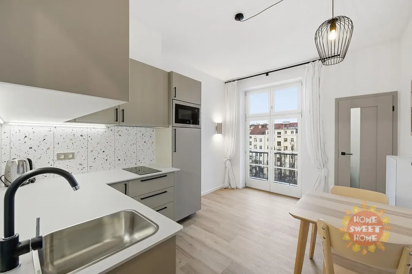 Хол; дървен под, естествена светлина, модерен стил