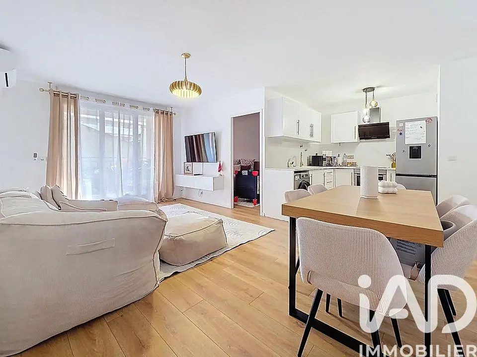 Дневна соба; дрвени под, природно светло, модерни стил