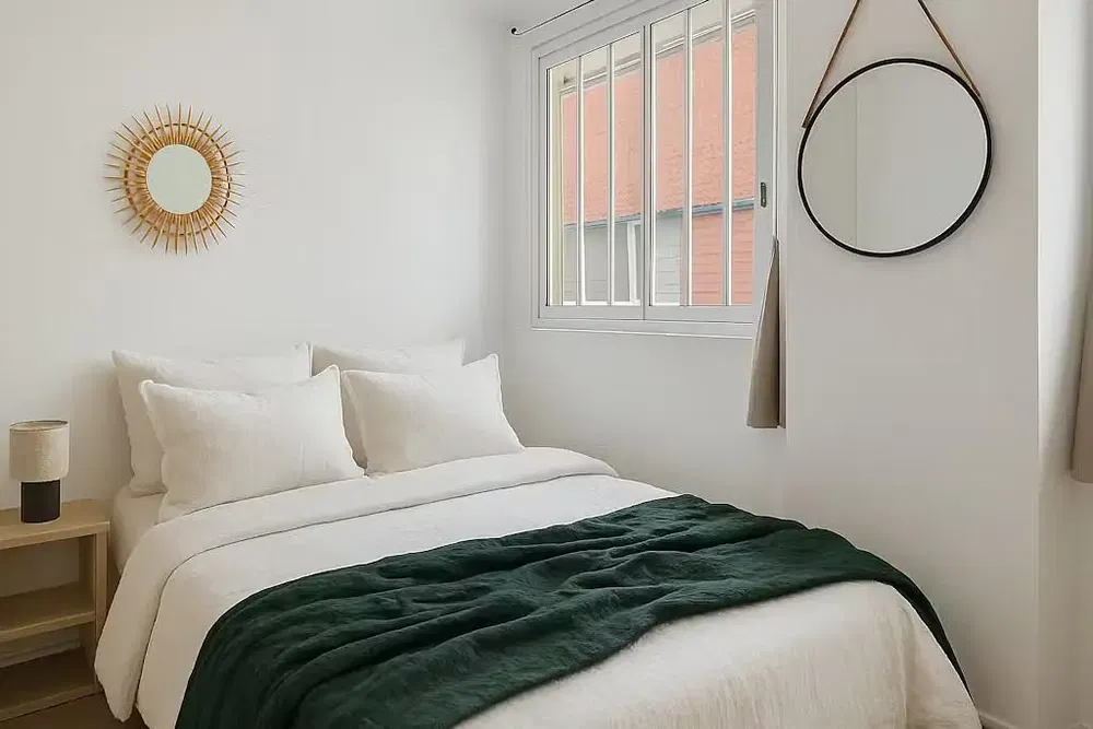 Κουζίνα; συσκευές κουζίνας, ξύλινο πάτωμα, φυσικό φως, μοντέρνο στυλ