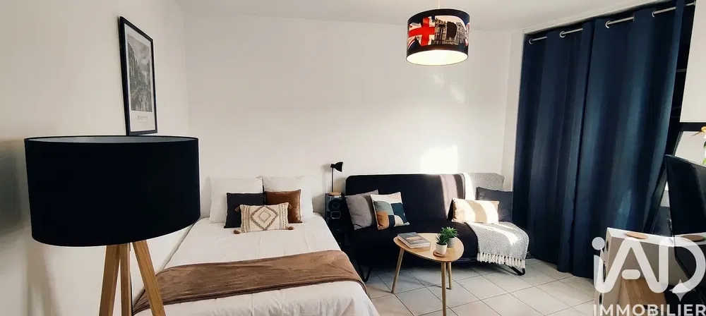 Kuhinja; kuhinjski aparati, drveni pod, prirodno svjetlo, moderni stil