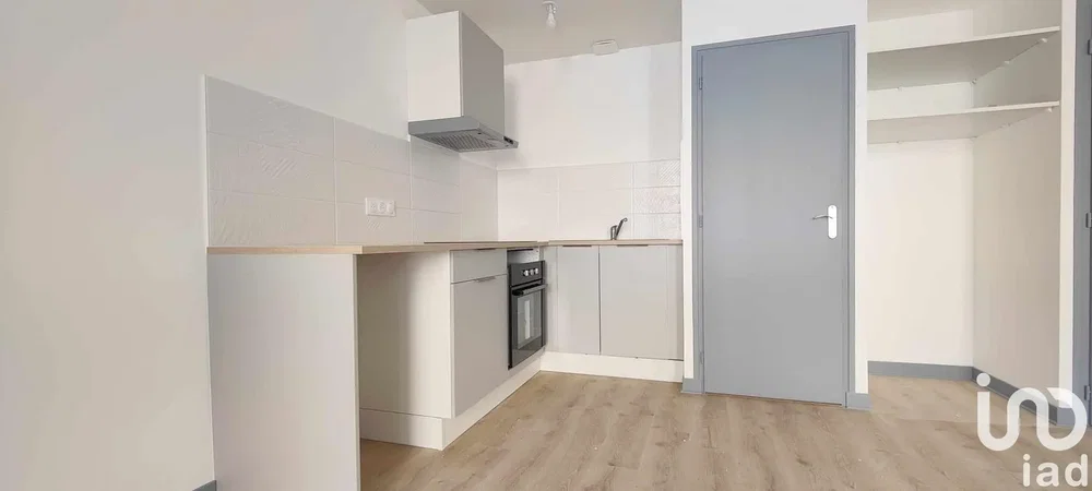 Cocina; electrodomésticos, suelo de madera, luz natural, estilo moderno
