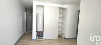 Cocina; electrodomésticos, suelo de madera, luz natural, estilo moderno