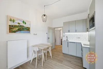 Кухня; кухненски уреди, дървен под, естествена светлина, модерен стил