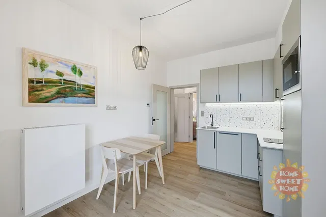 Кухня; кухненски уреди, дървен под, естествена светлина, модерен стил