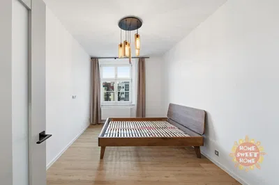 Хол; дървен под, естествена светлина, модерен стил, високи тавани