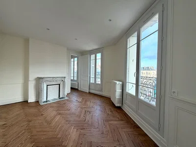 Mutfak; mutfak aletleri, ahşap zemin, doğal ışık, modern stil