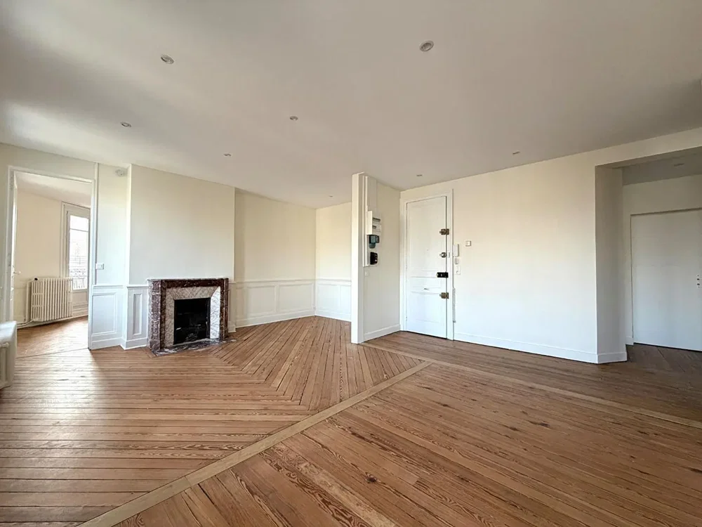 Mutfak; mutfak aletleri, ahşap zemin, doğal ışık, modern stil