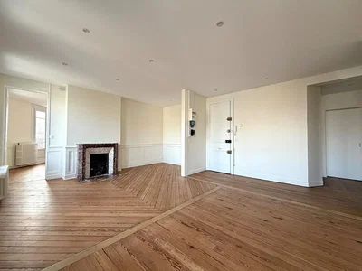 Mutfak; mutfak aletleri, ahşap zemin, doğal ışık, modern stil