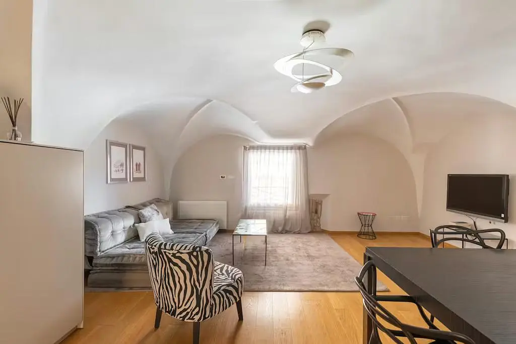 Cuisine; électroménager, carrelage, lumière naturelle, style moderne