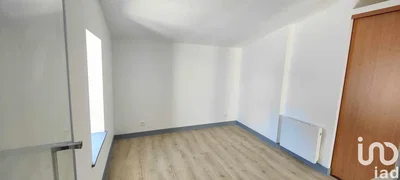 Obývačka; drevená podlaha, prirodzené svetlo, moderný štýl