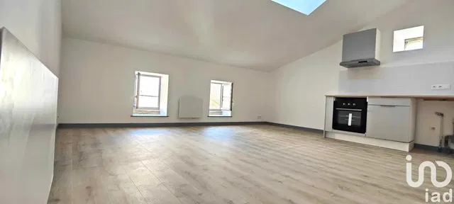 غرفة معيشة; أرضية خشبية, ضوء طبيعي, أسلوب عصري