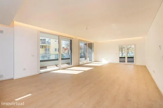 Κουζίνα; συσκευές κουζίνας, ξύλινο πάτωμα, φυσικό φως, μοντέρνο στυλ