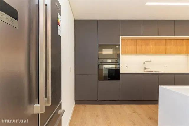 Κουζίνα; συσκευές κουζίνας, ξύλινο πάτωμα, φυσικό φως, μοντέρνο στυλ