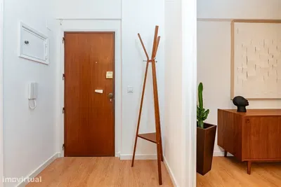 Mutfak; mutfak aletleri, ahşap zemin, doğal ışık, modern stil