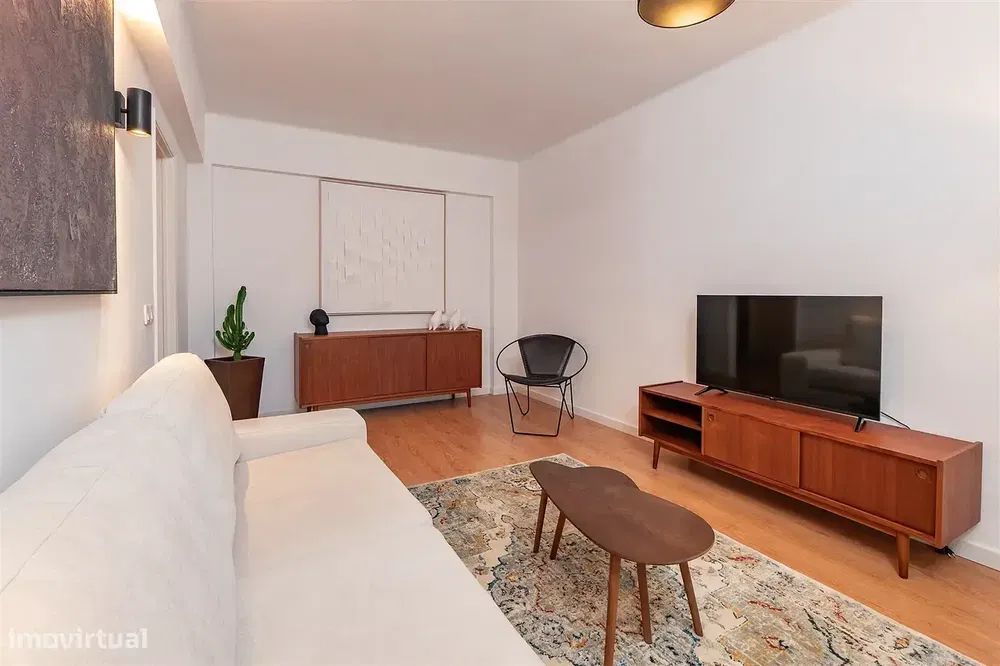 Mutfak; mutfak aletleri, ahşap zemin, doğal ışık, modern stil