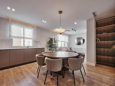 Salon; parquet, lumière naturelle, style moderne