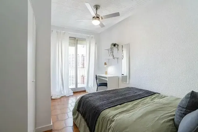 Cuisine; électroménager, parquet, lumière naturelle, style moderne