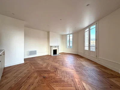 Кухиња; кухињски апарати, дрвени под, природно светло, модерни стил