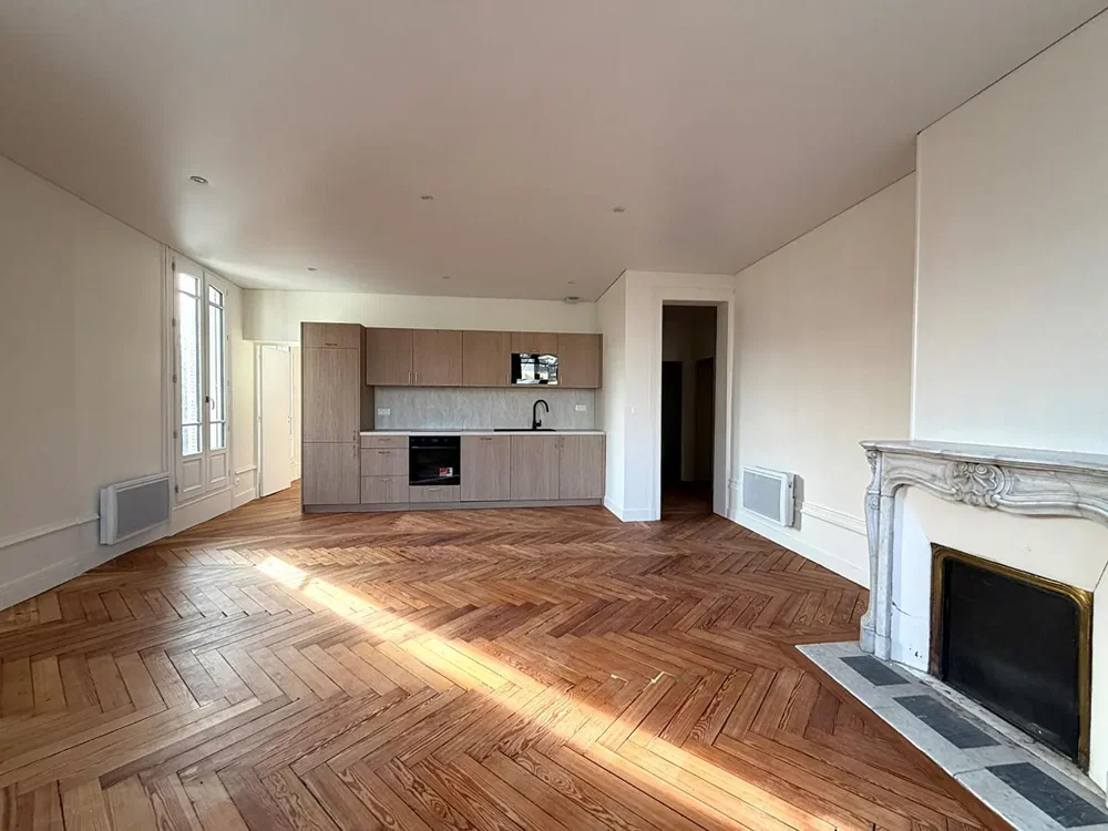 Кухиња; кухињски апарати, дрвени под, природно светло, модерни стил