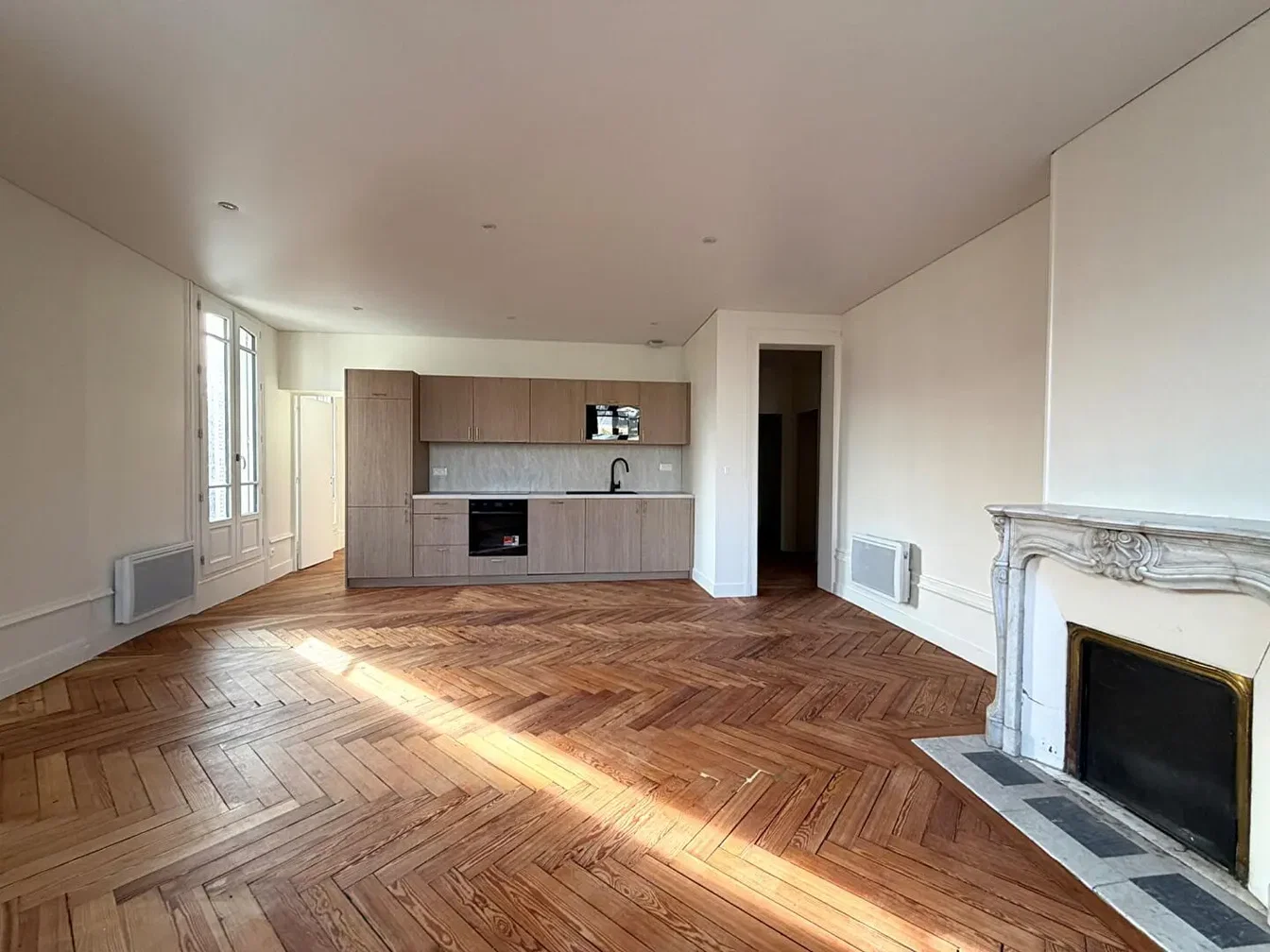 Кухиња; кухињски апарати, дрвени под, природно светло, модерни стил