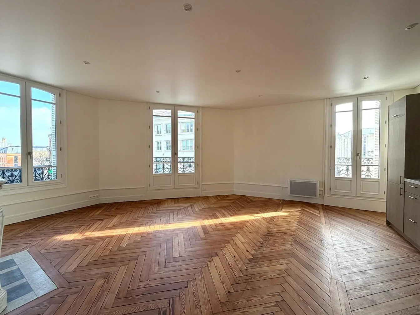 Кухиња; кухињски апарати, дрвени под, природно светло, модерни стил