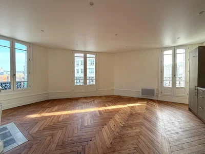 Кухиња; кухињски апарати, дрвени под, природно светло, модерни стил