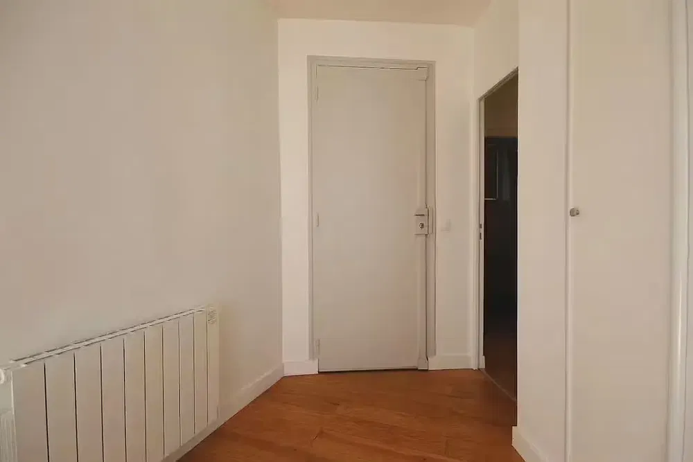 Κουζίνα; συσκευές κουζίνας, ξύλινο πάτωμα, φυσικό φως, μοντέρνο στυλ