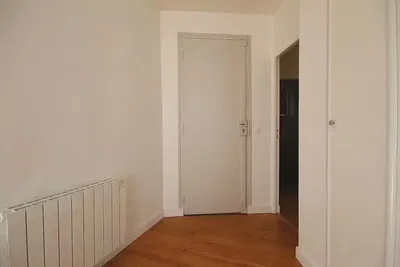 Κουζίνα; συσκευές κουζίνας, ξύλινο πάτωμα, φυσικό φως, μοντέρνο στυλ